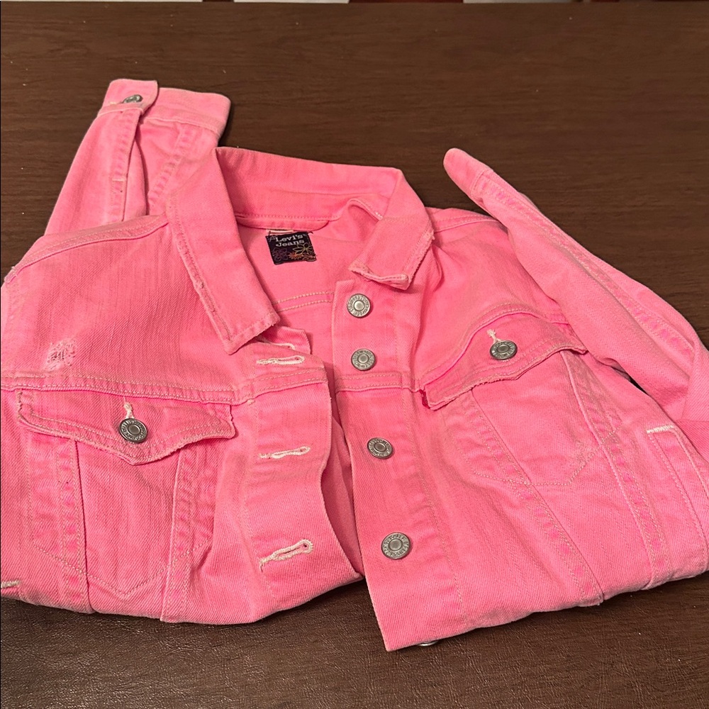 EUC Levi’s cropped denim distressed trucker’s jacket - Picture 9 of 11